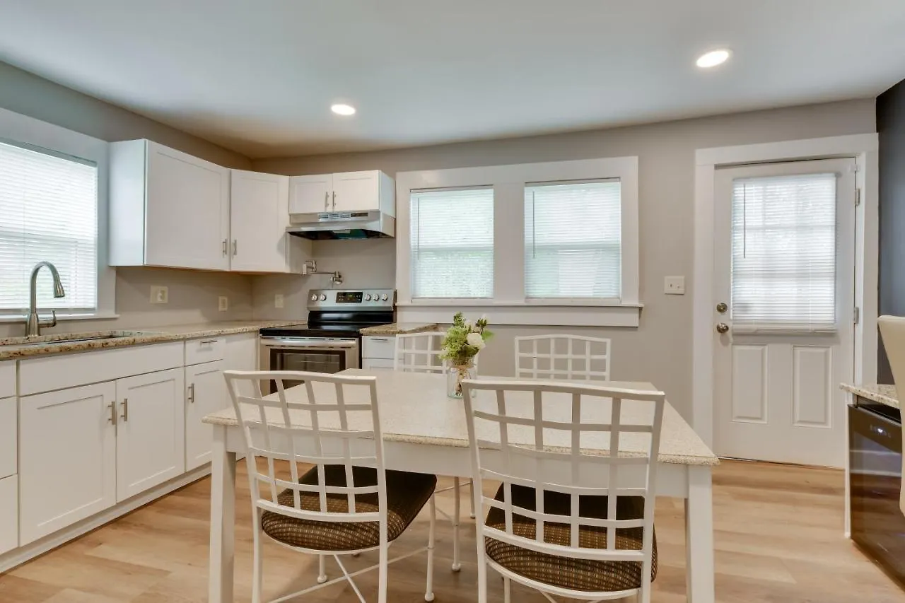 Stunning Charlotte Retreat About 2 Mi To City Center! Holiday home